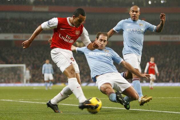 Arsenal FC London (red) - Manchester City (blue), Manchester City s Pablo Zabaleta tackles Arsenal s Theo Walcott 