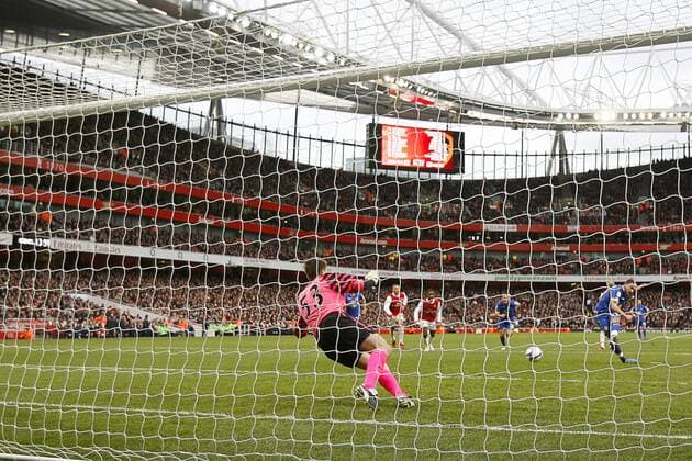 Football, Arsenal FC London vs. Leeds United, Robert Snodgrass (R) of Leeds scores from the spot at The Emirates Stadium, London  o0 Hintertor, Hintertorkamera, Hintertorperspektive Elfmeter Tor
