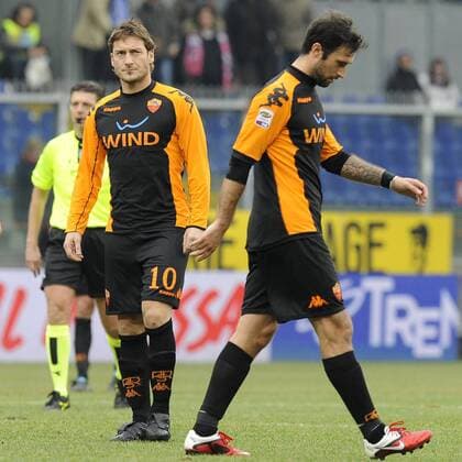 Serie A Sampdoria Genua (blau) - AS Rom (schwarz orange) --- Francesco Totti (L), Mirko Vucinic 