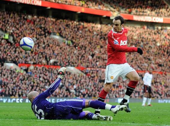Dimitar Berbatov (R) of Manchester United sees his shot saved by Jose Manuel Reina of Liverpool - FA Cup 3rd Round - Manchester United (ManU) vs. Liverpool FC 1:0 - EDITORIAL USE ONLY. No use with unauthorised audio, video, data, fixture lists, club league logos or live services. Online in-match use limited to 120 images, no video emulation. No use in betting, games or single club league player publications.