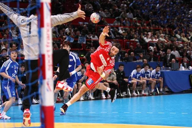 Handball : 24. Tournoi FDJ de Paris - Kroatien (Rot) vs Südkorea Korea (Blau) - 08.01.2011 - Ivano Balic (Kroatien) xGwendolineLeGoffx 