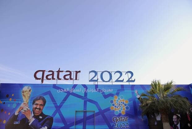 Kamelrennen Doha 12.01.2011- Ein Haus an der Kamelrennbahn bei Doha, ist mit dem Bild von HH Sheikh Hamad bin Khalifa Al-Thani mit WM Pokal geschmueckt, nach dem Auftrag zur Ausrichtung der Fussball Weltmeisterschaft 2022. 