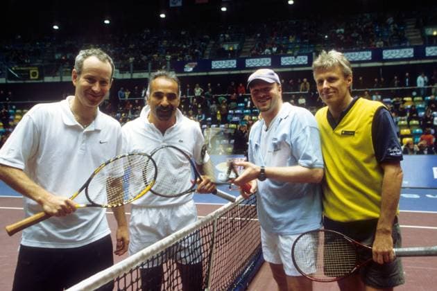 v.li.: John McEnroe, (USA), Mansour Bahrami (Iran), Stefan Raab (GER), Björn Borg (SWE) Tennis Herren 2000, Aufnahmedatum geschätzt, ATP Senior Tour Gruppe