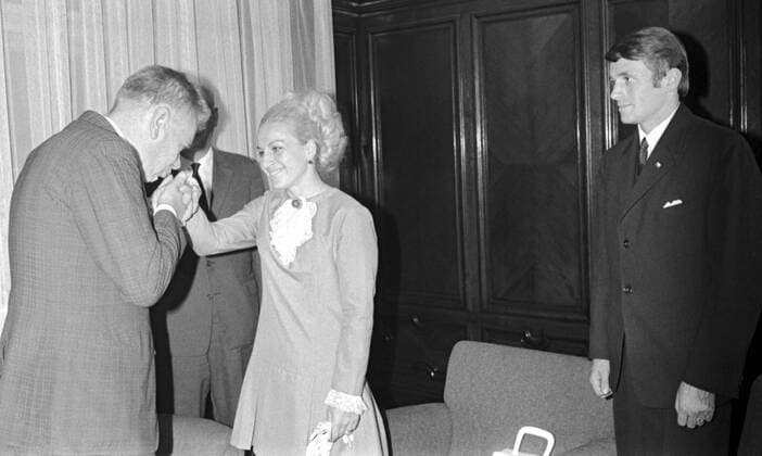 Runner Josef Odlozil, right, looks on as Parliament speaker Josef Smrkovsky kisses hand of his wife Vera Caslavskaduring their meeting in Prague, October 31, 1968. Shortly after the Warsaw Pact invasion of her country, Caslavska defeated her rivals at the 1968 summer Olympics in Mexico City and with six olympic medals became a national hero and sports legend. Caslavska and Josef Odlozil were married in Mexico during the Olympic games. (CTKxPhotox xJanxBarta)  CTKPhoto201004120100301 o0 Empfang people Politik Parlamentspräsident OS Spiele Sommer Sommerspiele Sieg Olympiasieg