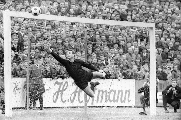 Torwart Egon Loy (Eintracht Frankfurt) Einzelbild, Aktion o00 Aufmacher Dynamik Höhe Latte Lattentreffer