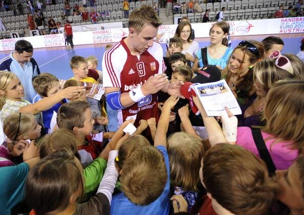 Filip Jicha (CZE) gives autographs to his fan after EURO handball qualification match Czech Republic vs Latvia in Prague on June 17, 2009. (CTKxPhoto MichalxKrumphanzl)  CTKPhoto758200906170785801 o0 EM Quali Autogramm Kind Aufmacher Idol Fanverehrung