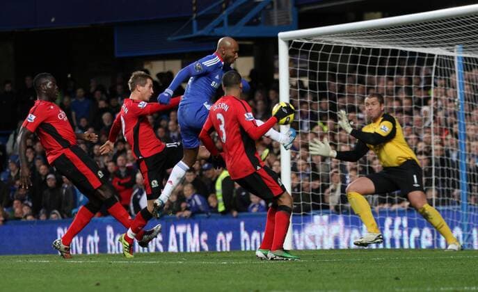 Chelseas Nicolas Anelka (C) sees his shot hit the post - Chelsea FC London - Blackburn Rovers - EDITORIAL USE ONLY. No use with unauthorised audio, video, data, fixture lists, club league logos or live services. Online in-match use limited to 120 images, no video emulation. No use in betting, games or single club league player publications.