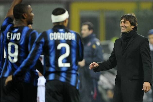 Inter Mailand (blau) - FC Bologna (weiß): Samuel Eto o, Ivan Cordoba und Trainer Leonardo (alle Inter, v.li.)  o0 Etoo