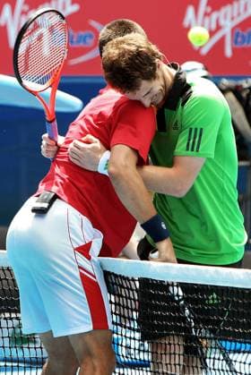TENNIS - ATP, Australian Open MELBOURNE,AUSTRALIEN,16.JAN.11 - TENNIS - ATP World Tour, Grand Slam, Australian Open 2011, Rally for Relief, Spendenaktion fuer die Flutopfer in Queensland und Victoria. Bild zeigt v.li. Novak Djokovic (SRB) und Andrew Andy Murray (GBR). 