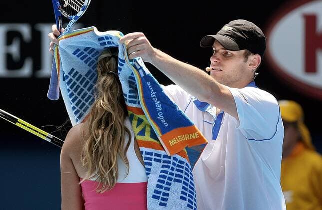 TENNIS - ATP, WTA, Australian Open MELBOURNE,AUSTRALIEN,16.JAN.11 - TENNIS - ATP World Tour, WTA Tour, Grand Slam, Australian Open 2011, Rally for Relief, Spendenaktion fuer die Flutopfer in Queensland und Victoria. Bild zeigt v.li. Victoria Azarenka (BLR) und Andy Roddick (USA). 