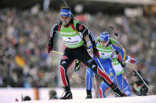 Michael GREIS (GER), dahinter Björn FERRY (SWE), - Biathlon Verfolgungswettkampf 12,5km der Männer,Weltcup in Ruhpolding am - 16.01.2011 - .