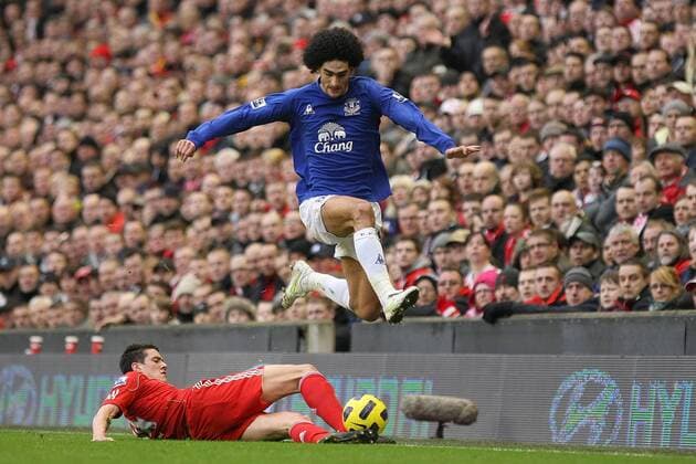 Premier League - Liverpool FC vs. Everton FC (blau): Martin Kelly of Liverpool challenges Marouane Fellaini of Everton 