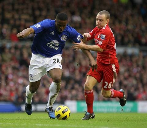 Premier League - Liverpool FC vs. Everton FC (blau): Victor Anichebe of Everton battles with Jay Spearing of Liverpool 
