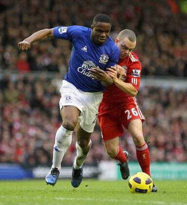 Premier League - Liverpool FC vs. Everton FC (blau): Victor Anichebe of Everton battles with Jay Spearing of Liverpool 