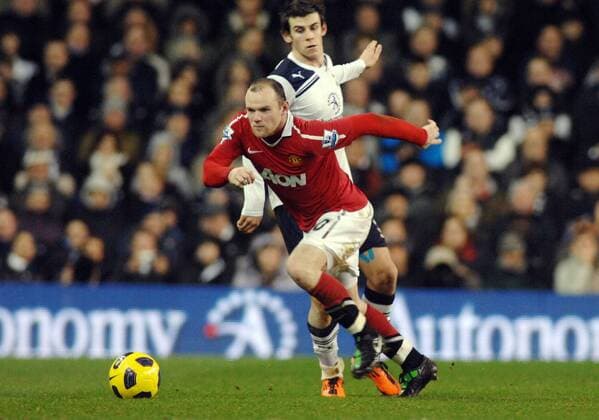 Football - Premier league - Tottenham Hotspur (white) v Manchester United (red) 16 01 2011 Wayne Rooney (ManU) Gareth Bale (Tott) 