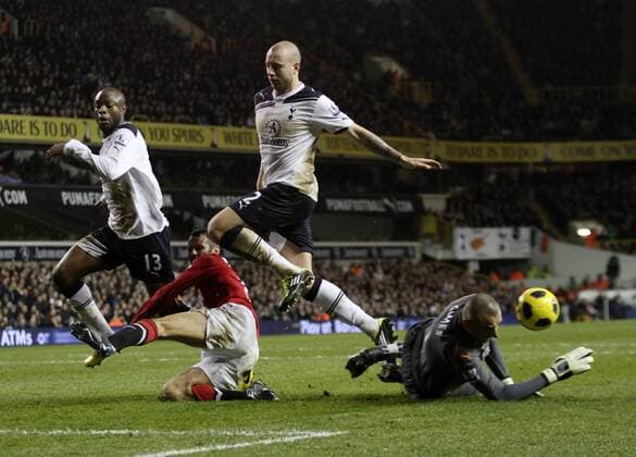 Tottenhams Heurelho Gomes (R) saves from Manchester Uniteds Ryan Giggs, L: William Gallas, 2R: Alan Hutton - Barclays Premier League, Tottenham Hotspur (white) v Manchester United Manu (red) 16th January, 2011 EDITORIAL USE ONLY. No use with unauthorised audio, video, data, fixture lists, club league logos or live services. Online in-match use limited to 120 images, no video emulation. No use in betting, games or single club league player publications.