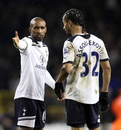 Tottenhams Jermain Defoe (L) has words with Benoit Assou-Ekotto - Barclays Premier League, Tottenham Hotspur (white) v Manchester United Manu (red) 16th January, 2011 EDITORIAL USE ONLY. No use with unauthorised audio, video, data, fixture lists, club league logos or live services. Online in-match use limited to 120 images, no video emulation. No use in betting, games or single club league player publications.