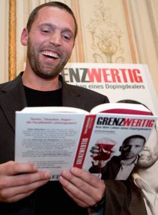 Buch-Praesentation in WIEN Buchpraesentation, Stefan Matschiner (Österreich), Grenzwertig - Aus dem Leben eines Dopingdealers. Bild zeigt Stefan Matschiner mit seinem Buch.  o0 Freude Doping Dopingbuch Dopingbericht Bericht