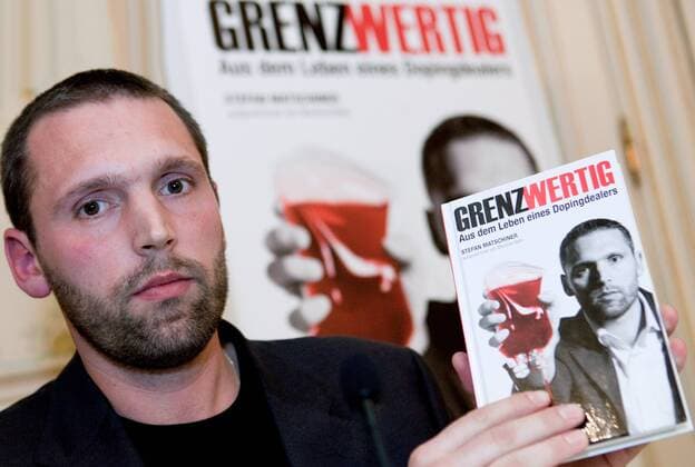 Buch-Praesentation in WIEN Buchpraesentation, Stefan Matschiner (Österreich), Grenzwertig - Aus dem Leben eines Dopingdealers. Bild zeigt Stefan Matschiner mit seinem Buch.  o0 Doping Dopingbuch Dopingbericht Bericht