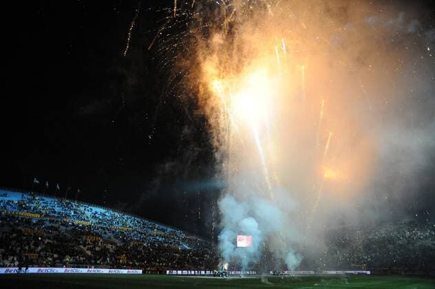 Fußball, Stadiongeschichte Olympique Marseille Olympique Marseille (OM) Feuerwerk im Stade Velodrome in Marseille xNLeGouicxFepxpanx  o0 Showprogramm, Rahmenprogramm Pyro Pyrotechnik Totale