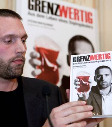 Buch-Praesentation, Stefan Matschiner WIEN,AUSTRIA,17.JAN.11 - DIVERS - Buchpraesentation, Stefan Matschiner, Grenzwertig - Aus dem Leben eines Dopingdealers. Bild zeigt Stefan Matschiner (AUT).  o0 Leichtathletik Blutdoping
