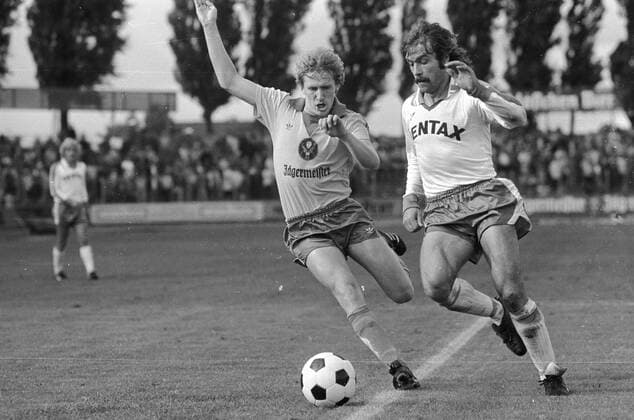 1. BL Saison 1979 1980 Eintracht Braunschweig gegen SV Werder Bremen 1:2 am 15.09.1979. Manfred Tripbacher (Braunschweig, li.) gegen Hartmut Konschal (Bremen). o0 Aufmacher,