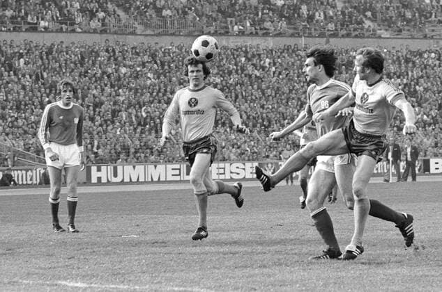1. BL Saison 1975 1976 Hannover 96 gegen Eintracht Braunschweig 2:0 am 17.04.1976. Wolfgang Grzyb (re.) und Friedhelm Haebermann (Mitte, beide Braunschweig) gegen Peter Hayduk (2.v.re.) und Rolf Kaemmer (beide Hannover).