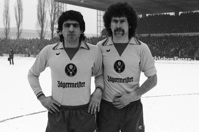 Danilo Popivoda (li.) und Paul Breitner (beide Braunschweig). 1. BL Saison 1977 1978 Eintracht Braunschweig gegen den 1. FC Köln 1:0 am 21.01.1978. Sponsor, Werbepartner, Werbung, Wirtschaft, Jägermeister, Aufmacher,