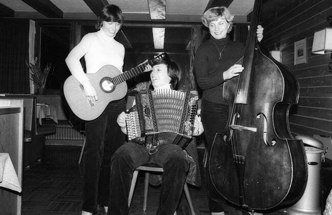 Die deutschen Medaillengewinnerinnen der WM 1978 in Garmisch Partenkirchen als Musiktrio, v. li.: Maria Epple mit Gitarre, Irene Epple mit Akkordeon und Pamela Behr mit Kontrabass Alpiner Skilauf WM Damen Alpine Ski WM 1978, Ski Alpin, Skisport Gruppe Garmisch Partenkirchen Freude, Komik,
