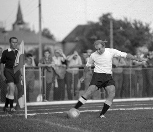 coach Sir Stanley Matthews during an exhibition match of his team FC Port Vale in Czechoslovakia, August 1967. (CTKxPhoto JanxBarta)  CTKPhoto00428323 o0 Aktion Aufmacher