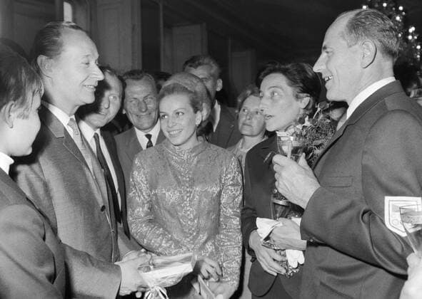 Communist party leader Alexander Dubcek with athletic legends Emil Zatopek, right, and his wife Dana Zatopkova, second from right, Vera Caslavska (Czechoslovakia), third from left, and diver Milena Duchkova, left, during a meeting of state leaders with sportsmen at Prague Castle before the 1968 summer Olympics, September 19, 1968. (CTKxPhoto JirixRublic)  CTKPhoto201007120231501 o0 Familie Mann Frau Empfang people Politik