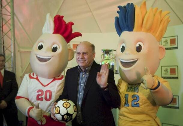 19.01.2011 Warschau - UEFA EURO 2012 Polen Ukraine, Präsentation des neuen Sponsors Orange - PZPN Präsident Grzegorz Lato (Polen) mit den Maskottchen Slavek und Slavko  20110119CSBW0004 o0 Funktionär