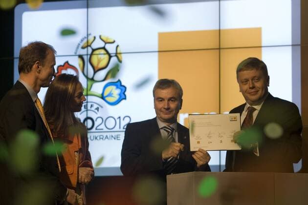 19.01.2011 Warschau - UEFA EURO 2012 Polen Ukraine, Präsentation des neuen Sponsors Orange v.li. - SEVERINE LEGRIX DE LA SALLE, ORANGE (L), OLAV SVANTEE, ORANGE, DAVID TAYLOR UEFA, MACIEJ WITUCKI,  20110119CSBW0018 o0 people Wirtschaft Funktionär