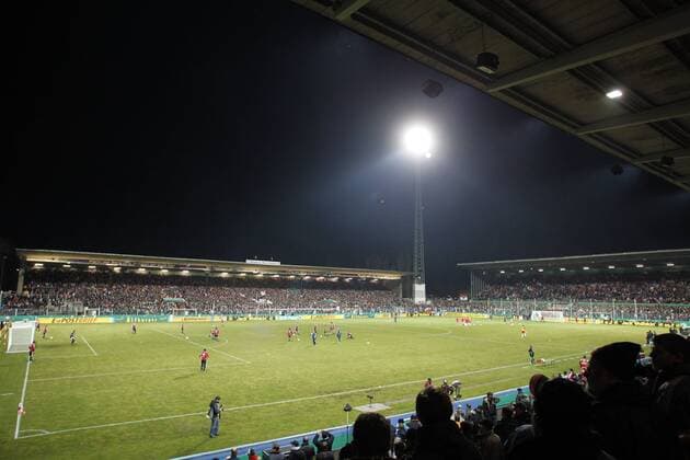 Fußball, Stadiongeschichte Kickers Offenbach Ausverkauftes Stadion Bieberer Berg, Heimspielstätte von Kickers Offenbach