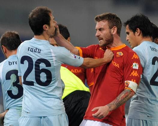 stefan radu (lazio) und daniele de rossi (roma) AS Rom (rot) - Lazio Rom (blau) 2:1 Coppa Italia 2010 2011 massimoxoliva o0 Gerangel, Rangelei, Handgemenge, Rauferei, Schlägerei, Härte