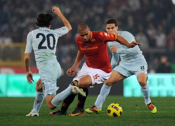 Adriano (Roma) Giuseppe Biava (L) und Hernanes (Lazio) AS Rom (rot) - Lazio Rom (blau) 2:1 Coppa Italia 2010 2011 AntoniettaXBaldassarre