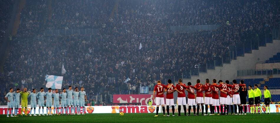Schweigeminute für gefallene italienische Soldaten in Afghanistan AS Rom (rot) - Lazio Rom (blau) 2:1 Coppa Italia 2010 2011 Andreaxstaccioli o0 Krieg Militär