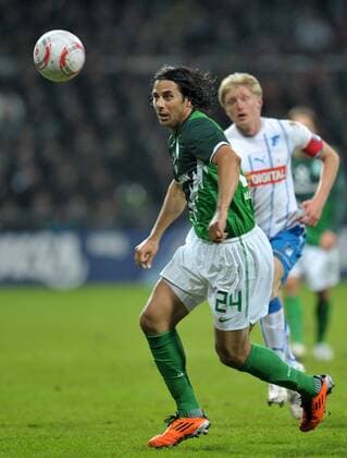 Fußball Bundesliga, 18. Spieltag, SV Werder Bremen (grün) - TSG 1899 Hoffenheim am Samstag (15.01.2011): Der Bremer Claudio Pizarro