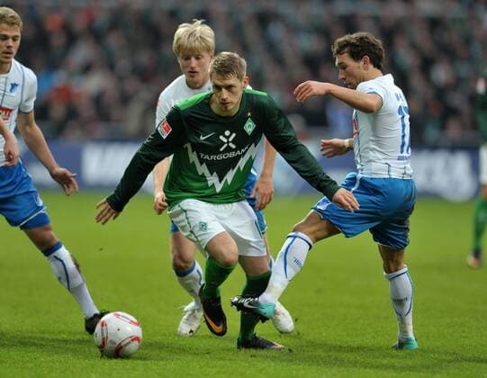 Fußball Bundesliga, 18. Spieltag, SV Werder Bremen (grün) - TSG 1899 Hoffenheim am Samstag (15.01.2011): Der Bremer Aaron Hunt gegen Andreas Beck und Tobias Weis (R) von Hoffenheim.