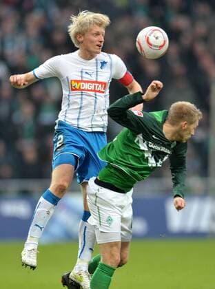 Fußball Bundesliga, 18. Spieltag, SV Werder Bremen (grün) - TSG 1899 Hoffenheim am Samstag (15.01.2011): Der Bremer Aaron Hunt gegen Andreas Beck von Hoffenheim.