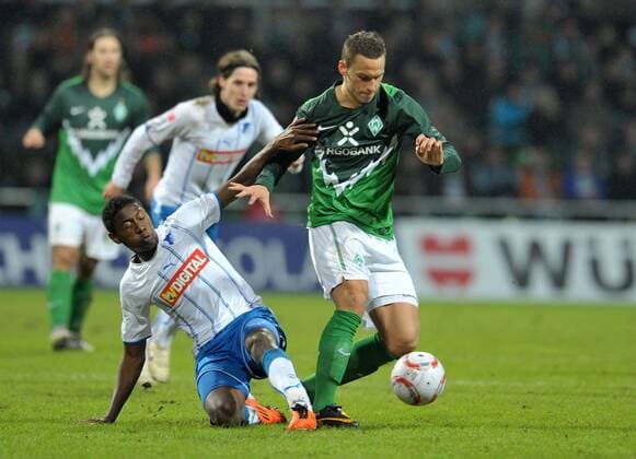 Fußball Bundesliga, 18. Spieltag, SV Werder Bremen (grün) - TSG 1899 Hoffenheim am Samstag (15.01.2011): Der Bremer Marko Arnautovic gegen David Alaba von Hoffenheim.