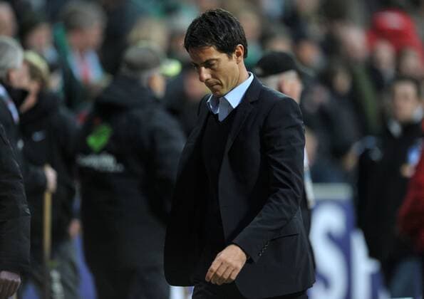 Fußball Bundesliga, 18. Spieltag, SV Werder Bremen (grün) - TSG 1899 Hoffenheim am Samstag (15.01.2011): Hoffenheims neuer Trainer Marco Pezzaiuoli geht in die Halbzeitpause.