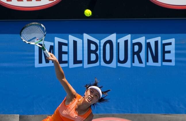Peng Shuai of China serves during the third round match of women s singles at the Australian Open tennis tournament in Melbourne Jan. 22, 2011. Peng Shuai won 2-1 and advanced to the quarterfinal.  o0 Schriftzug