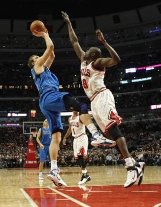 Chicago Bulls - Dallas Mavericks 82:77 - DIRK NOWITZKI (DALLAS MAVERICKS, L) gegen LUOL DENG (CHICAGO BULLS) -  20012011KSK287 Aufmacher Dynamik Sprungwurf fadeaway jump shot