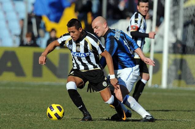Alexis Sanchez (li.) Udinese, Esteban Cambiasso Inter --- Udinese Calcio (weiß) vs. Inter Mailand (blau) NicoloXZangirolami
