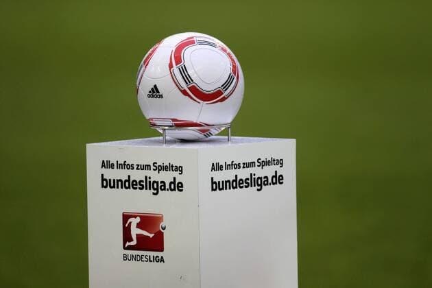 Adidas Ball Torfabrik liegt auf einem Podest bereit Objekte