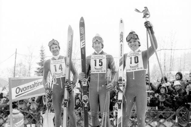 Siegerehrung Riesenslalom Alpine Ski WM 1978 in Garmisch Partenkirchen: Weltmeister Ingemar Stenmark (Schweden, Mitte) zwischen den plazierten Andreas Wenzel (re.) und Willi Frommelt (beide Liechtenstein) Alpiner Skilauf WM Herren Alpine Ski WM 1978, Ski Alpin, Skisport, Riesenslalom Gruppe Garmisch Partenkirchen Freude,