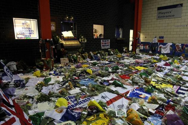 Football - Premier League - Bolton Wanderers fans pay their respects to the late Nat Lofthouse (England) at the Reebok Stadium  Totale