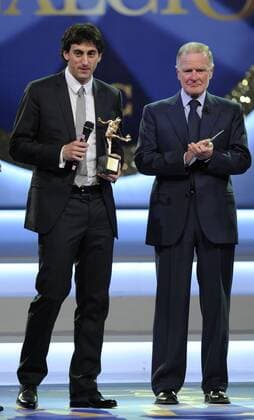 Oscar del Calcio - Gala anlässlich der Wahl zum Fussballer des Jahres Italiens in Mailand - Diego Milito (Inter Mailand Bester ausländischer Spieler sowie Spieler des Jahres gewählt von der Spielervereinigung AIC) und AIC Präsident Sergio Campana (Italien) -  o0 Verleihung Preisverleihung