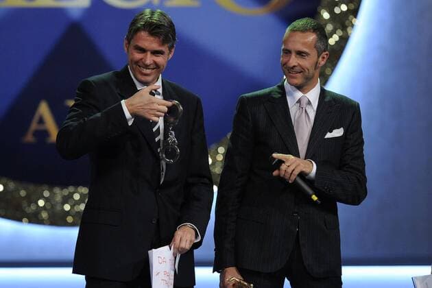 Oscar del Calcio - Gala anlässlich der Wahl zum Fussballer des Jahres Italiens in Mailand - Schiedsrichter Roberto Rosetti (L) gratuliert dem Schiedsrichter des Jahres Emidio Morganti (beide Italien) -  o0 Verleihung Preisverleihung